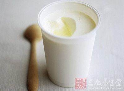 酸奶中所含的乳酸菌有助于增加食物的营养价值，建立肠胃正常的细菌生态，增强免疫力，预防慢性病的发生