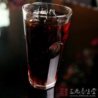 喝酒时不要喝碳酸饮料，如可乐、汽水等