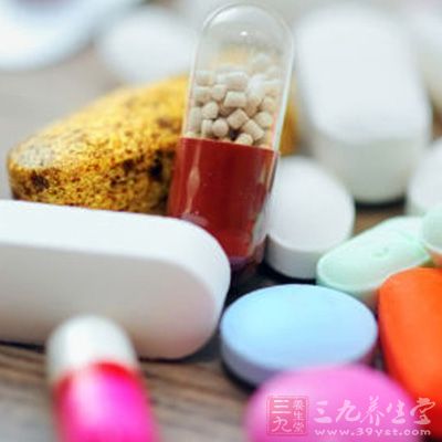 长期服用高碘食物或药物，则甲状腺对碘的“抑制”作用产生“适应”，甲状腺素的合成重新加速