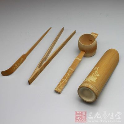 茶挟功用与茶匙相同，可将茶渣从壶中挟出。也常有人拿它来挟着茶杯洗杯，防烫又卫生