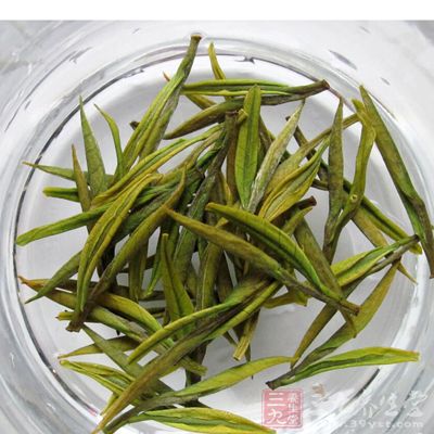  赏茶，用茶匙拨取适量茶叶入茶荷，供宾客欣赏干茶的外形及香气