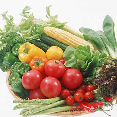 多吃含纤维的食物，如蔬菜、水果、燕麦、和全麦面包