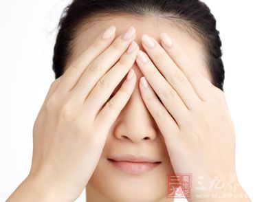 经期正是子宫内膜脱落出血的阶段,所以即便是没有瘀血问题的女性,到那几天也会不同程度地出现黑眼圈的问题 经期正是子宫内膜脱落出血的阶段,所以即便是没有瘀血问题的女性,到那几天也会不同程度地出现黑眼圈的问题