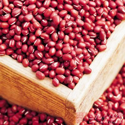 红豆中含有较丰富的铁质，孕期常食用，不仅起到防治缺铁性贫血的作用，还有加强乳汁分泌的功效哦