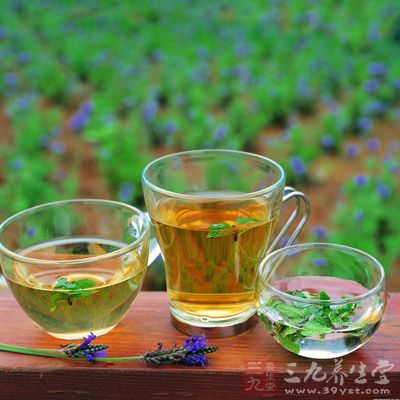 春饮花茶，夏饮绿茶，秋饮青茶，冬饮红茶