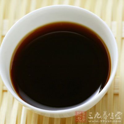 酱油：酱油受潮后会在表面漂上一层白膜