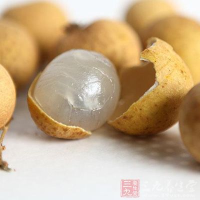 產(chǎn)后體質(zhì)虛弱的人，適當(dāng)吃些新鮮的桂圓或干燥的龍眼肉，既能補(bǔ)脾胃之氣，又能補(bǔ)心血不足