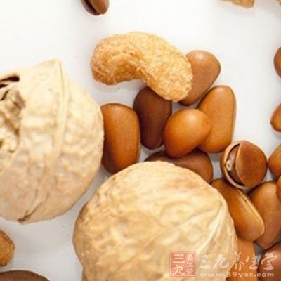 忌食难于消化、坚硬的食物，食物难以消化会导致便秘