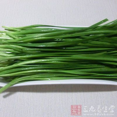 鲜韭菜50克切小段入锅