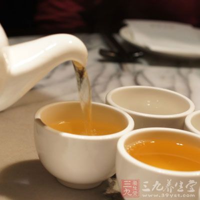 因人用茶：茶葉味苦性寒，具有清熱解毒、潤肺化痰、利水通尿的功用