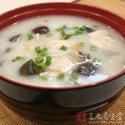 美味的雞湯粥是非常營(yíng)養(yǎng)的健康食譜