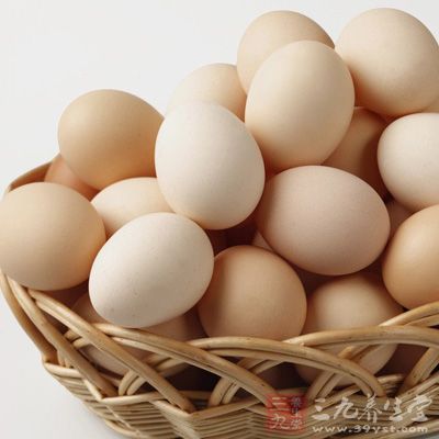鸡蛋含有蛋白质、脂肪、卵磷脂、核黄素和钙、磷、铁及维生素A、维生素B、维生素C、维生素D等