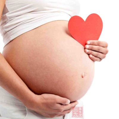 改善腹部松弛和妊娠纹：应对腹部松弛及明显的妊娠纹使用精华乳