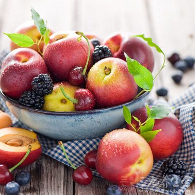 胃酸过多不宜吃酸性水果,但可以吃碱性水果,可