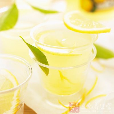 薏米柠檬水可内服，亦可调入牛奶或蜂蜜浸湿面膜敷于脸上