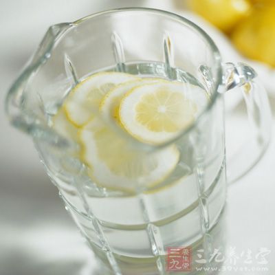 每日至少喝下三公升的柠檬水