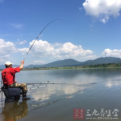 夏季烈日高照，水面蒸发量大，静水中由于水分蒸发而温度上升，含氧量减少鱼儿不适应不是浮头就是进入深水寻找新水