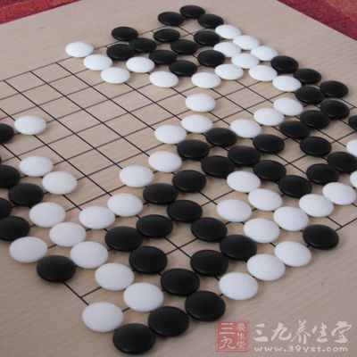 冲，“冲”这个术语是指紧靠着自己在棋盘上原有的棋子向对方的“关”形中间的空交叉点处行棋，这就叫“冲”。