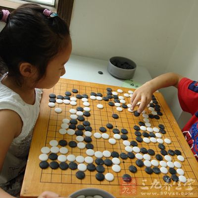 当孩子赢棋时大肆奖励，但他输棋时却一味地愤怒和指责