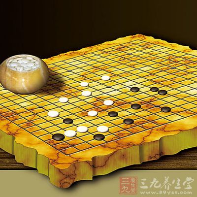 扳，当棋盘上双方棋子并排紧挨在一起时，在对方的棋子的头上着子，就叫做扳