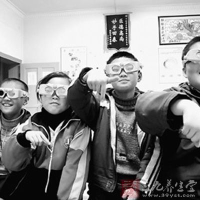 山东高中生近视率超八成 四成小学生是小眼镜