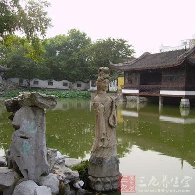 湖西北岸筑有水轩一座，即西施妆台，为歇山顶抬梁式建筑