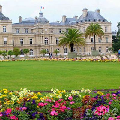 巴黎卢森堡花园(LuxembourgGarden)：巴黎美景之一，宜人闲暇的风貌，是巴黎市民慢跑的爱