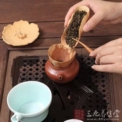 马龙入宫：把茶叶放到器具里，也就是放茶过程到茶壶里，名字叫的好听，程序简单，表演可以适当加入花式，更具有茶韵