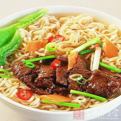 部分专家指出,一次性发泡塑料包装的桶装方便面对人体的危害程度比一次性发泡塑料饭盒还严重 部分专家指出,一次性发泡塑料包装的桶装方便面对人体的危害程度比一次性发泡塑料饭盒还严重