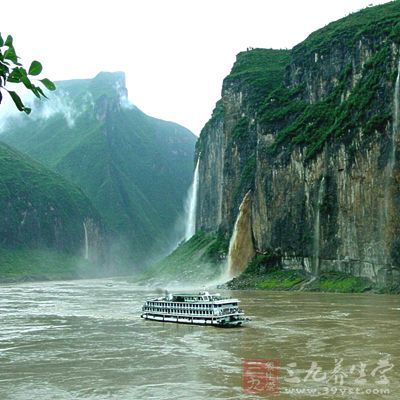 长江三峡雄峰对峙，云雾蒸腾，雪浪滔滔，睑阕重重，两岸胜景珠联