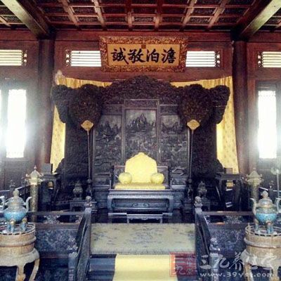 盡管澹泊敬誠(chéng)大殿是正宮的核心建筑，卻沒(méi)有金壁輝煌的感覺(jué)