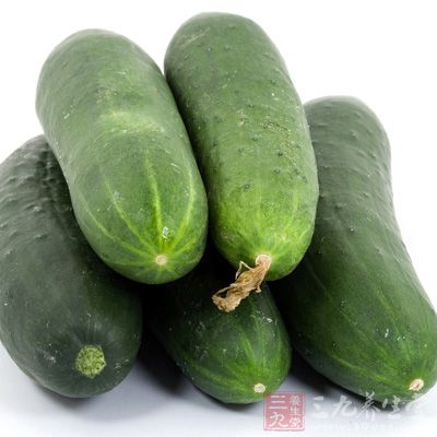 鲜黄瓜内还含有丙醇二酸，可以抑制糖类物质转化为脂肪