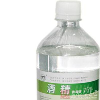 宝宝发烧时，不能用酒精给宝宝进行物理降温