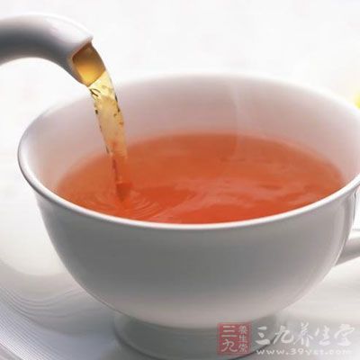 材料：红茶、牛奶、白砂糖