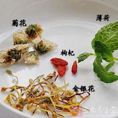 清开灵 由金银花、黄芩、板蓝根、栀子、水牛角、动物胆酸、珍珠层粉等8味中药组方制成