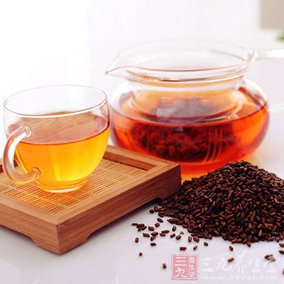 决明子茶还能降低我们的血压和血脂，并且有效降低体内的胆固醇
