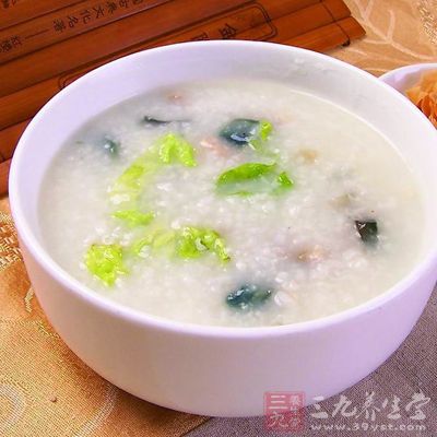 芹菜粥：连根芹菜90g切碎，同粳米100g煮粥食用