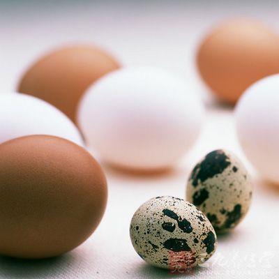 多食温补脾肾的食物;多吃易消化的蛋白食物，如鸡、蛋