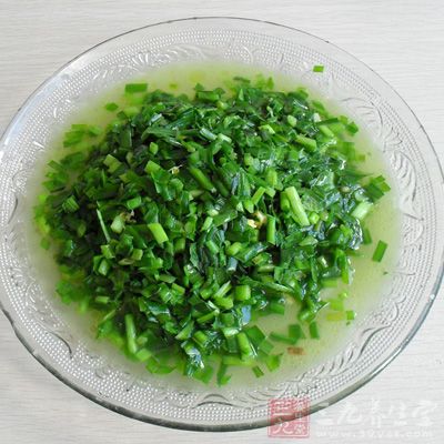 韭菜适量，捣烂取汁