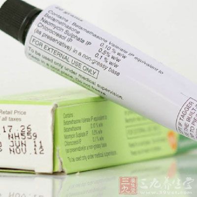 选用指甲修护膏等外用药局部涂抹