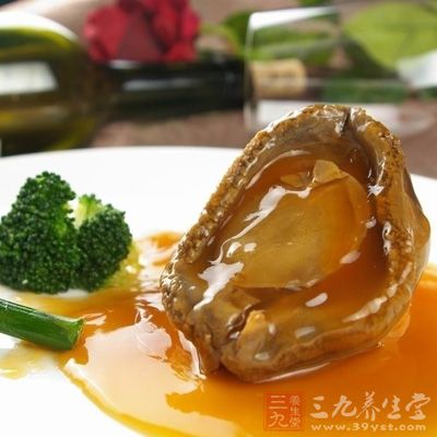 鮑魚營養(yǎng)豐富，但是畢竟是高蛋白的海產品，容易引起過敏