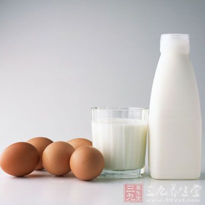 鲜牛奶250毫升，鲜鸡蛋2个