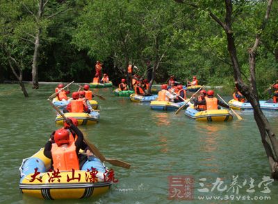 大洪山漂流全长4000余米，落差70余米，全线8个景观带，39处景点