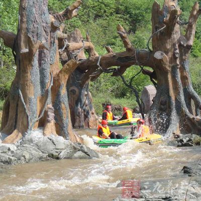 大洪山漂流景区共分五大区域:漂流区、大洪山漂流旅游度假村、悠波球场区、狩猎区、民族风情园