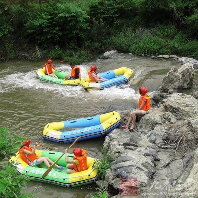 河道安全性好：银河谷河道90%是天然的花岗岩河床，经长年累月的水流冲刷，磨平了锋利的棱角