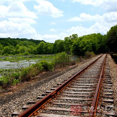 铁路：金(华)千(岛湖)铁路直达千岛湖站，经金华中转可与浙赣线连接