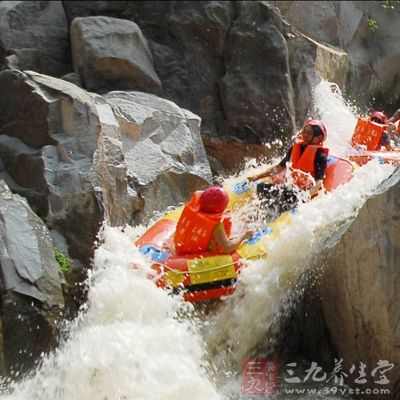 占河毕升湖坐落在大别山腹部，在群山环抱之中，东临桃花冲;西临牛背骨山