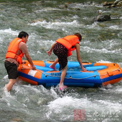 在漂流艇中一定要坐穩(wěn)，并雙手抓緊扶手帶，過險(xiǎn)灘時(shí)應(yīng)降低重心，身體前傾