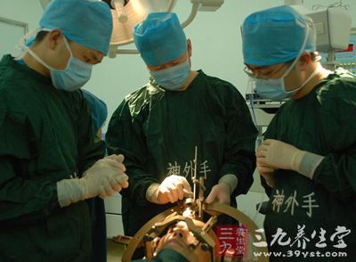 女子靠打肉毒素治疗面肌痉挛 乱用可致面瘫