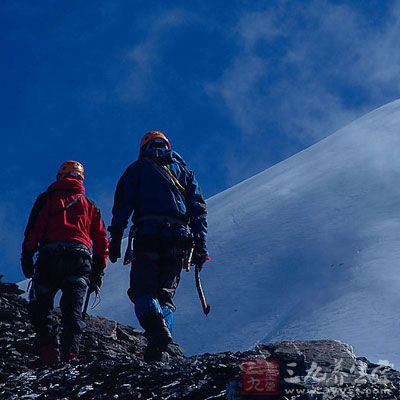 避震系統(tǒng)是在登山杖的內(nèi)部設(shè)有彈簧，可以根據(jù)需要緩沖沖擊力，價格比沒有避震系統(tǒng)的登山杖昂貴